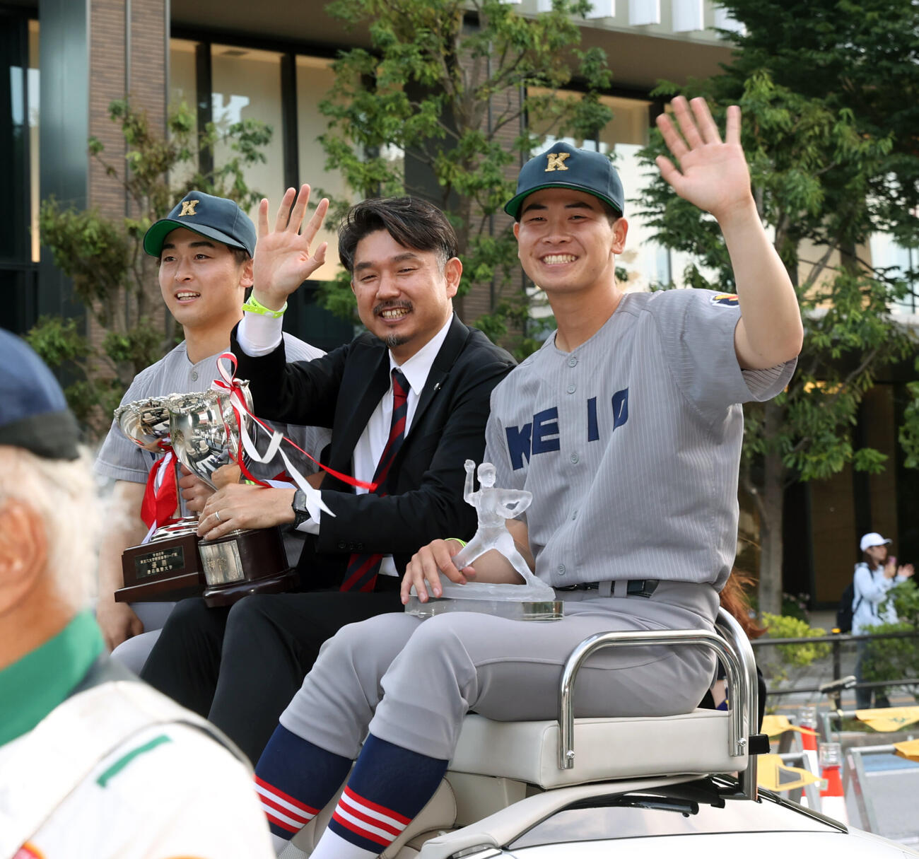 早大対慶大　優勝パレードする、左から慶大・小原大和、加藤貴昭部長、渡辺和大（撮影・柴田隆二）