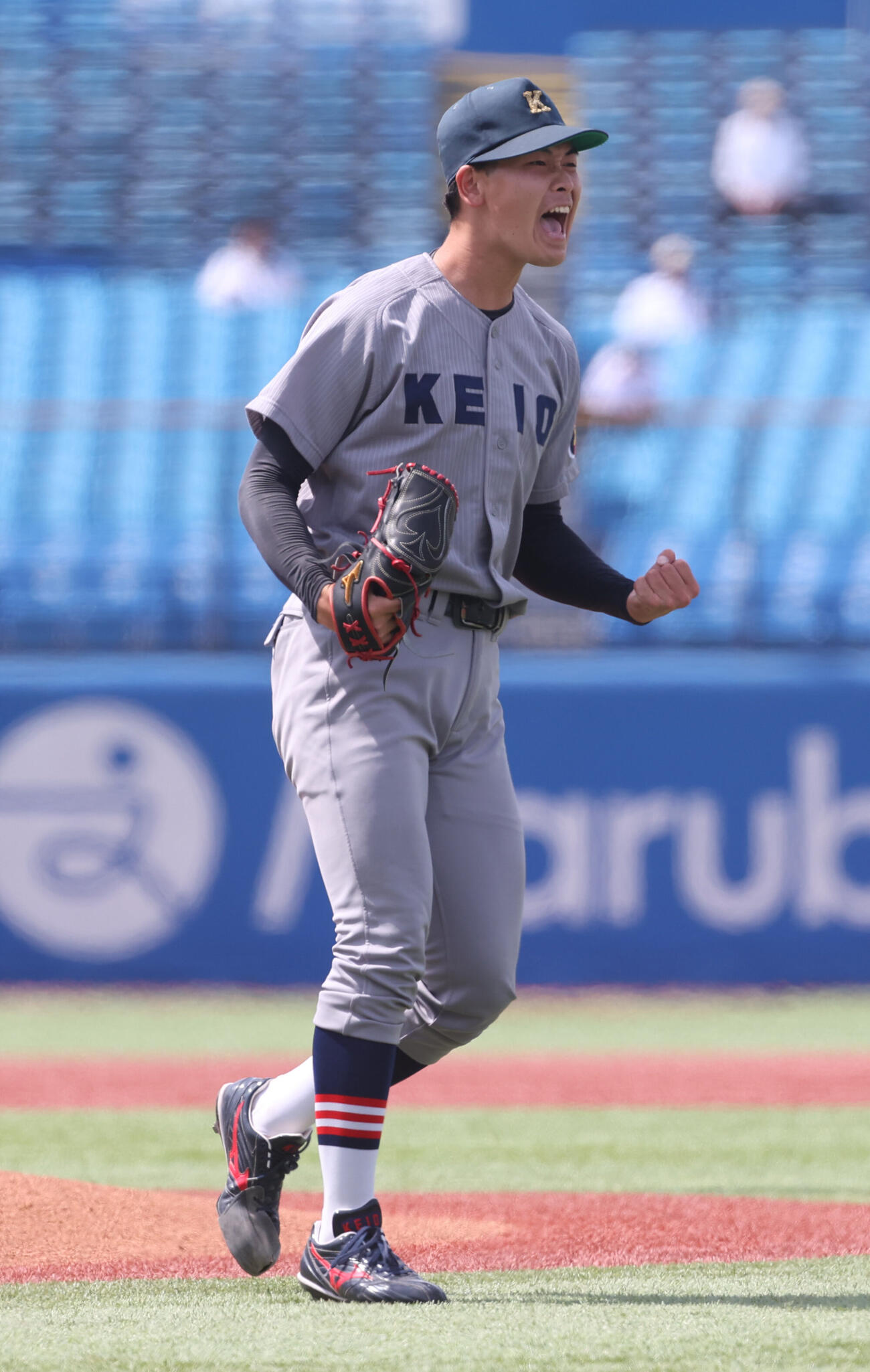 早大対慶大　4回表早大無死一塁、徳丸快晴を投ゴロ併殺に打ち取りガッツポーズする渡辺和大（撮影・柴田隆二）