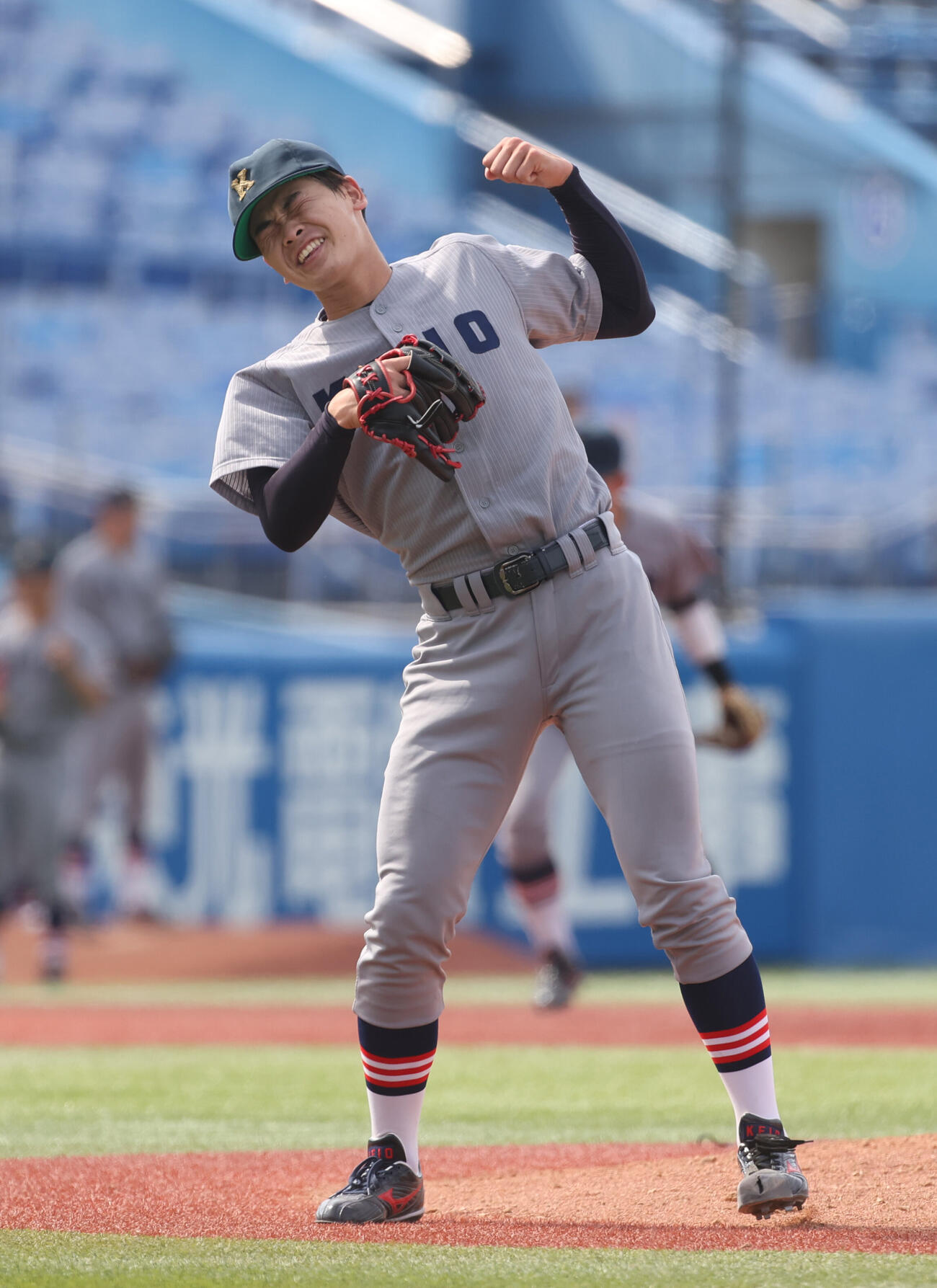 早大対慶大　8回表早大2死二、三塁、寺尾拳聖を打ち取りガッツポーズする渡辺和大（撮影・柴田隆二）