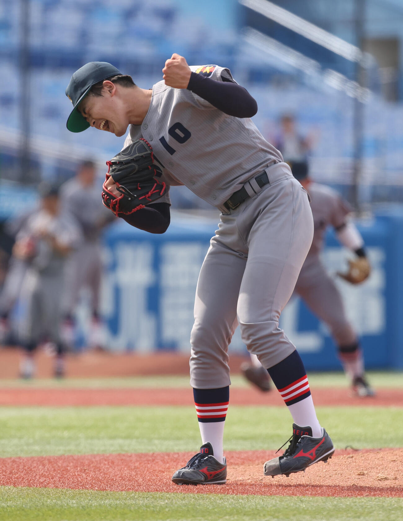 早大対慶大　8回表早大2死二、三塁、寺尾拳聖を打ち取りガッツポーズする渡辺和大（撮影・柴田隆二）