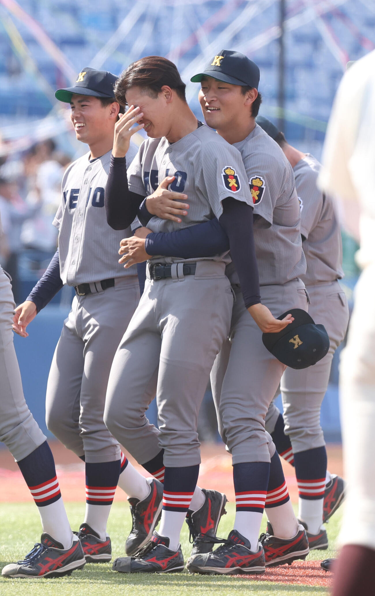 早大対慶大　優勝し泣く慶大・渡辺和大(中央)（撮影・柴田隆二）