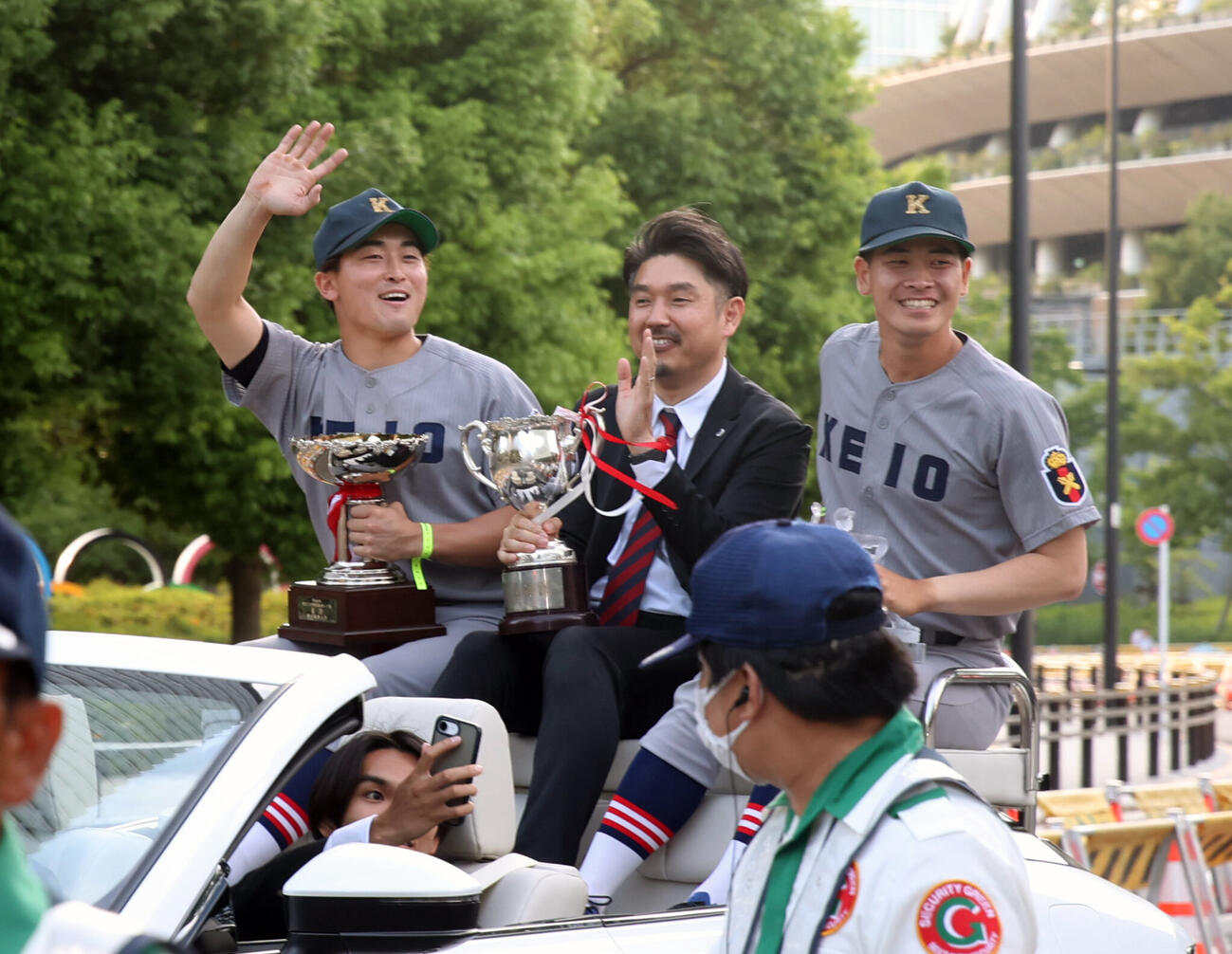 早大対慶大　優勝パレードする、左から慶大・小原大和、加藤貴昭部長、渡辺和大（撮影・柴田隆二）