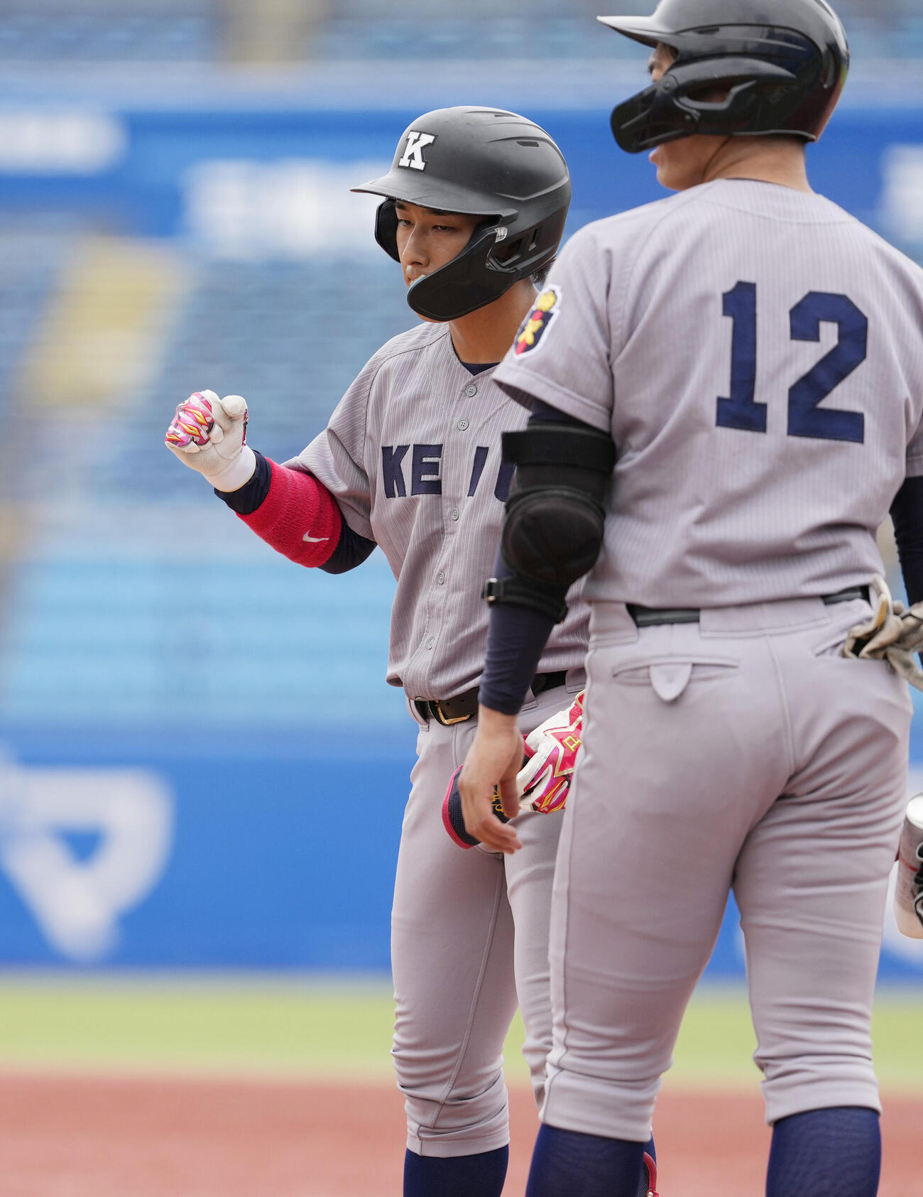 東京6大学野球春季フレッシュトーナメント　慶大対東大　7回表慶大1死一塁、左前打を放ちガッツポーズをする清原勝児（撮影・小島史椰）＝2026年6月2日