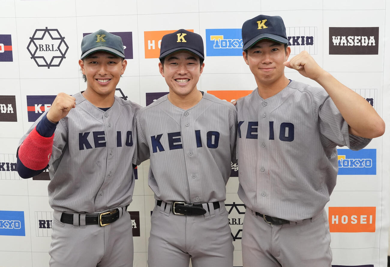 東京6大学野球春季フレッシュトーナメント　慶大対東大　東大に勝利しガッツポーズで写真に納まる、左から慶大・清原勝児、山田望意、山本勇太（撮影・小島史椰）