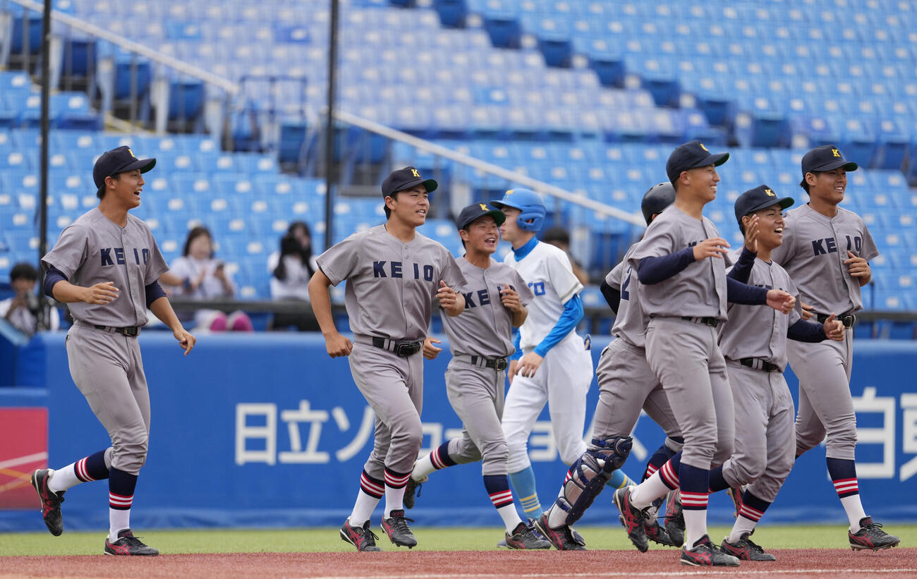東京6大学野球春季フレッシュトーナメント　慶大対東大　東大に勝利し喜ぶ慶大の選手たち（撮影・小島史椰）