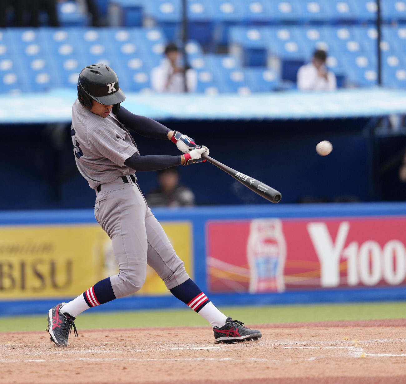東京6大学野球春季フレッシュトーナメント　慶大対東大　9回表慶大1死一、二塁、同点3点本塁打を放つ山田望意（撮影・小島史椰）