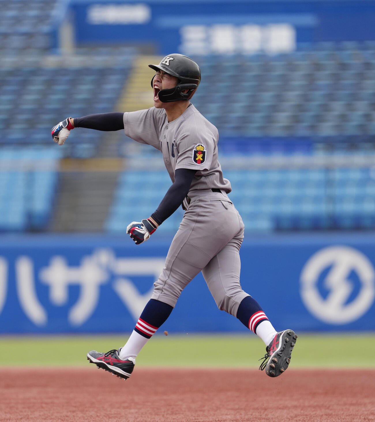 東京6大学野球春季フレッシュトーナメント　慶大対東大　9回表慶大1死一、二塁、同点3点本塁打を放ち喜びを爆発させる山田望意（撮影・小島史椰）