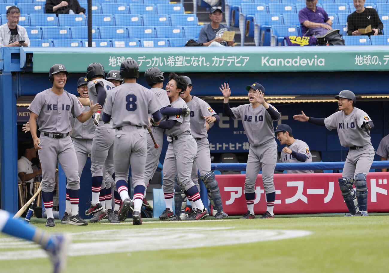 東京6大学野球春季フレッシュトーナメント　慶大対東大　9回表慶大1死一、二塁、山田望意が同点3点本塁打を放ち喜びを爆発させる慶大の選手たち（撮影・小島史椰）