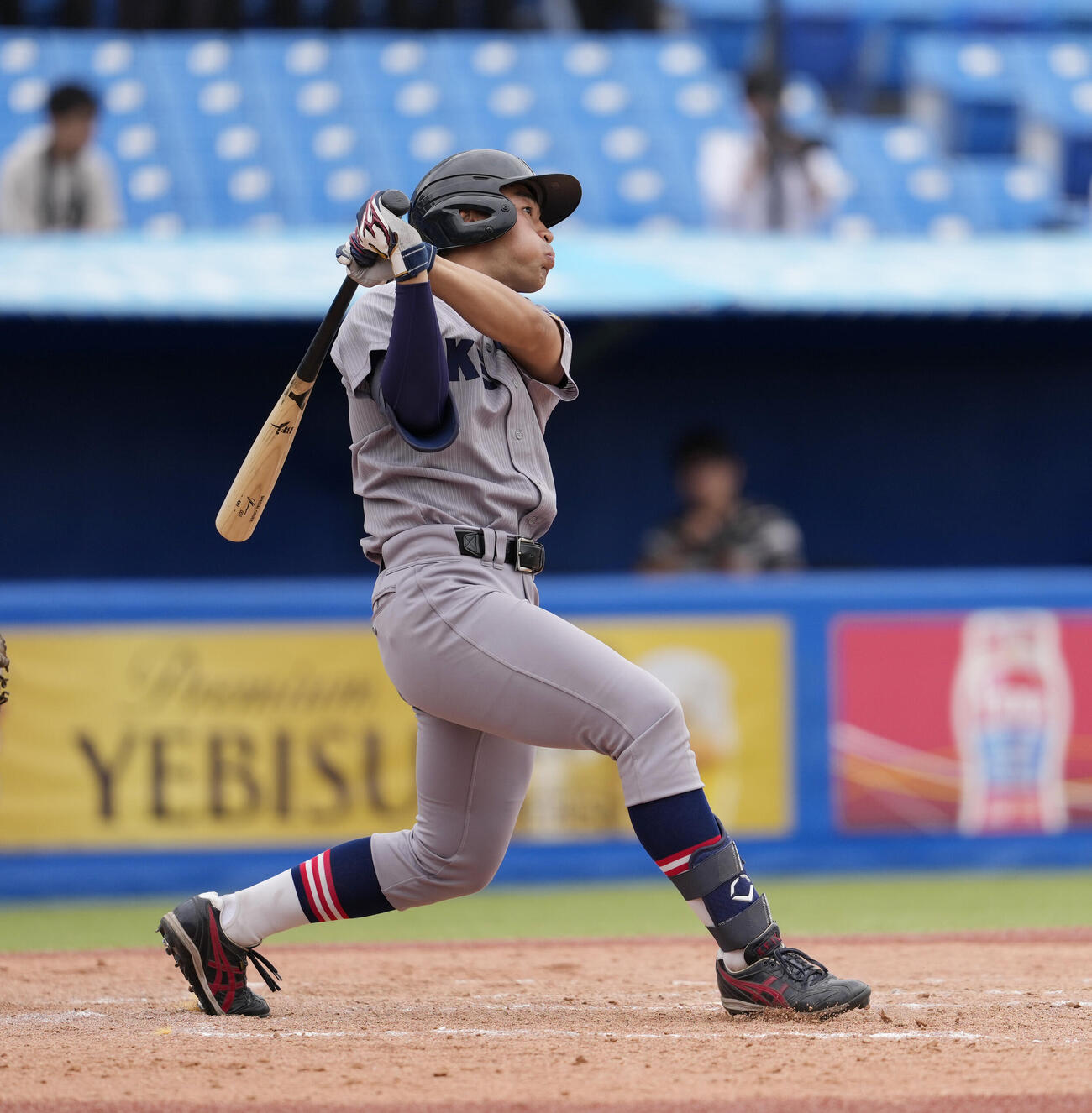 東京6大学野球春季フレッシュトーナメント　慶大対東大　9回表慶大無死、ソロ本塁打を放つ広瀬央裕（撮影・小島史椰）