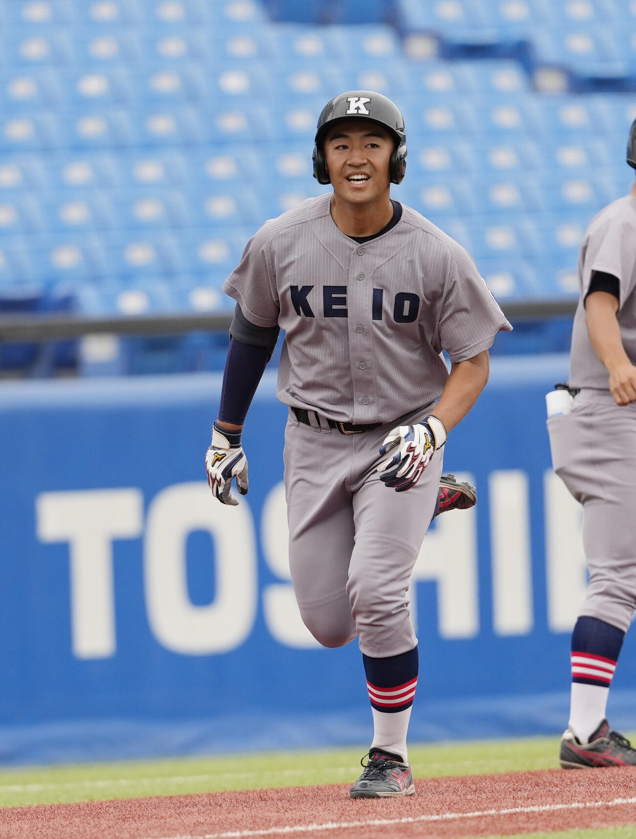 東京6大学野球春季フレッシュトーナメント　慶大対東大　9回表慶大無死、ソロ本塁打を放ち三塁を回る広瀬央裕（撮影・小島史椰）