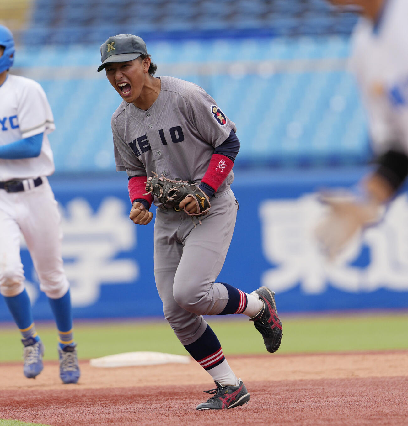 東京6大学野球春季フレッシュトーナメント　慶大対東大　東大に勝利し喜びを爆発させる慶大・清原勝児（撮影・小島史椰）