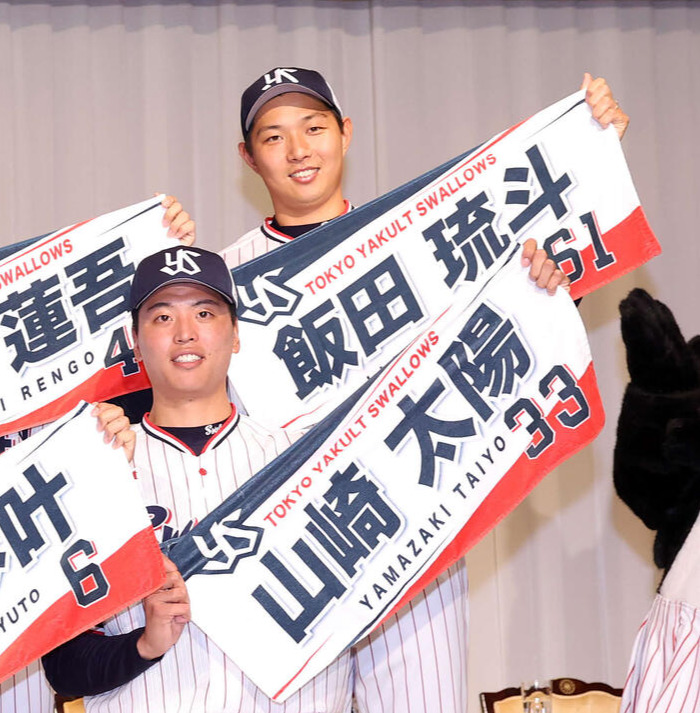 ヤクルトの山崎太陽と飯田琉斗（2025年12月撮影）