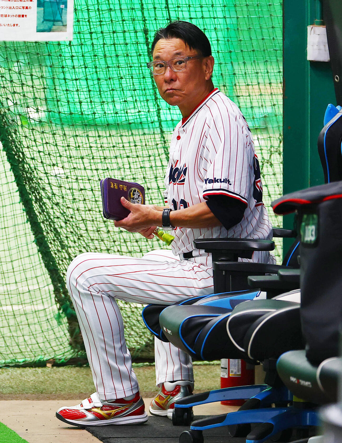 ヤクルト対ロッテ　練習をみつめるヤクルト池山隆寛監督（撮影・野上伸悟）