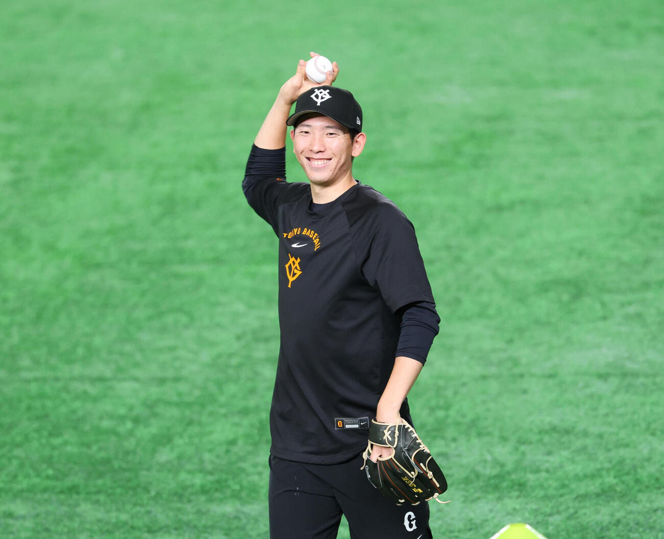 巨人対オリックス　笑顔でキャッチボールをする巨人戸郷翔征（撮影・増田悦実）