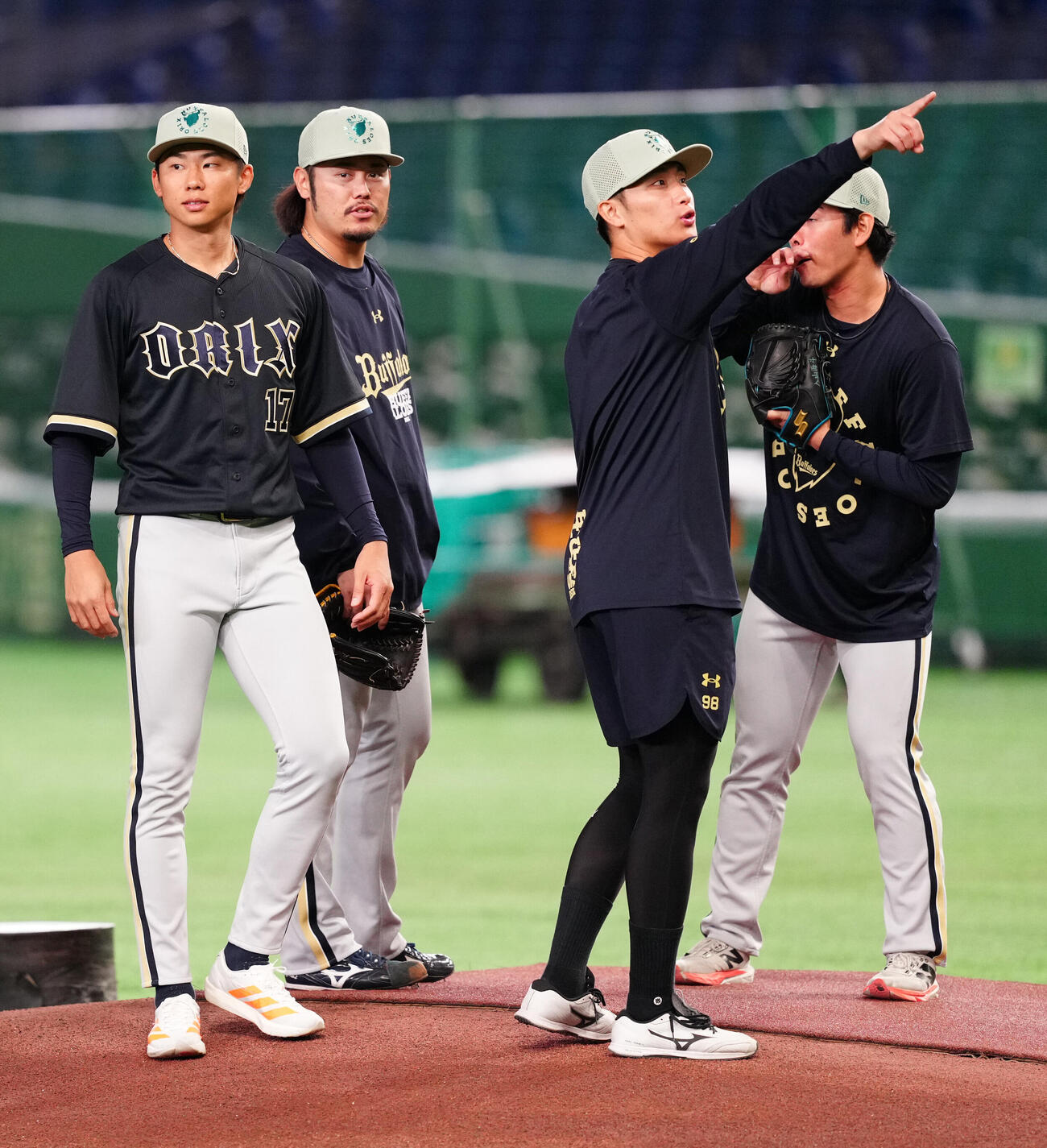 巨人対オリックス　試合前練習で東京ドームのマウンドの感触を確かめるオリックス曽谷龍平（左端）ら（撮影・江口和貴）
