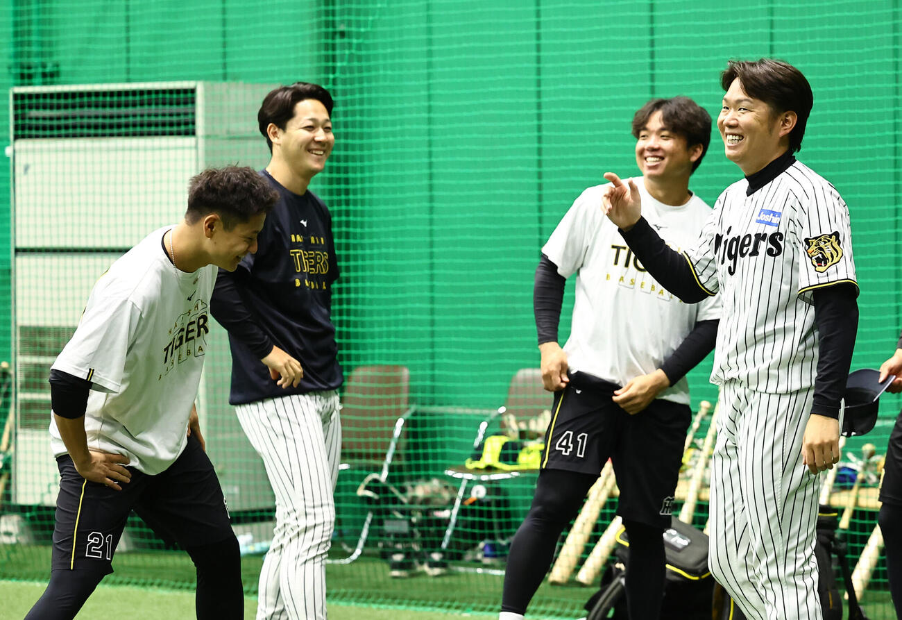 阪神対西武　談笑する、右から西勇輝、村上頌樹、木下里都、大竹耕太郎（撮影・上田博志）