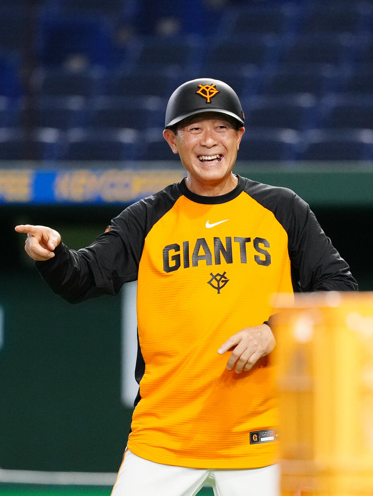 巨人対オリックス　試合前練習中、笑顔を見せる巨人川相昌弘ディフェンスチーフコーチ（撮影・江口和貴）