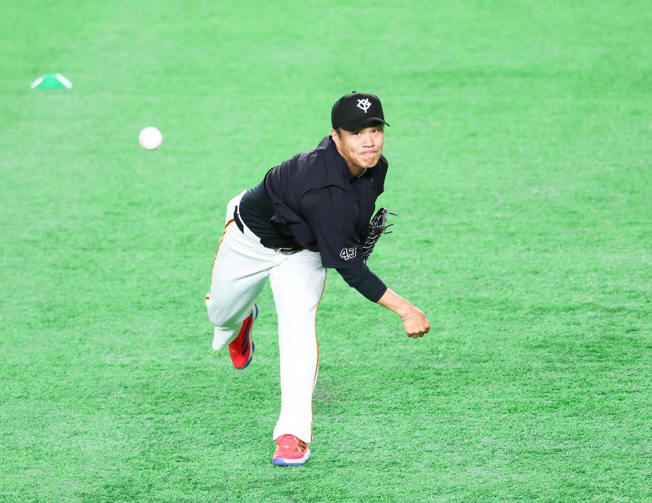 巨人対オリックス　キャッチボールをする巨人則本昂大（撮影・増田悦実）