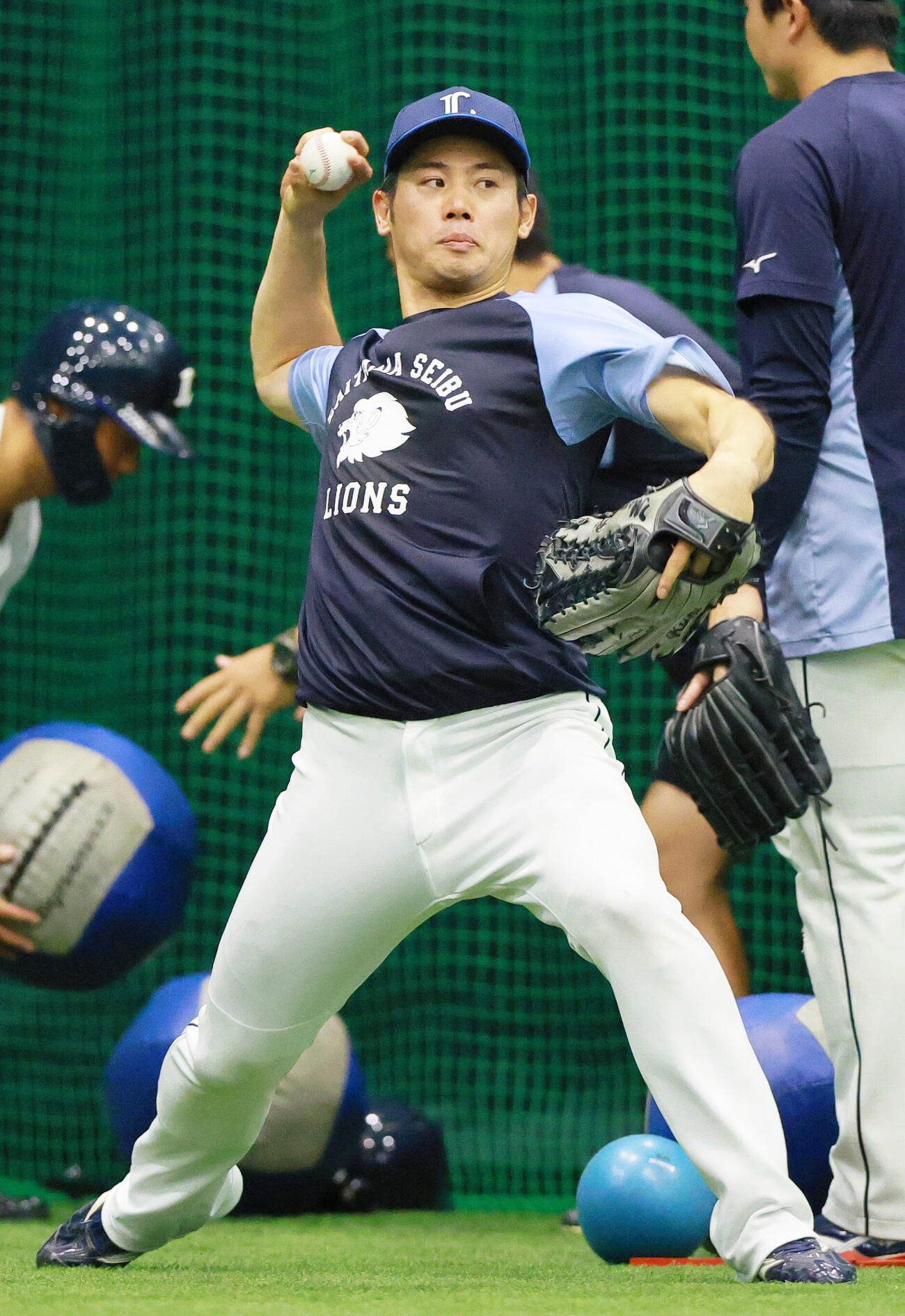 室内でノックを受ける西武岸潤一郎（撮影・上山淳一）