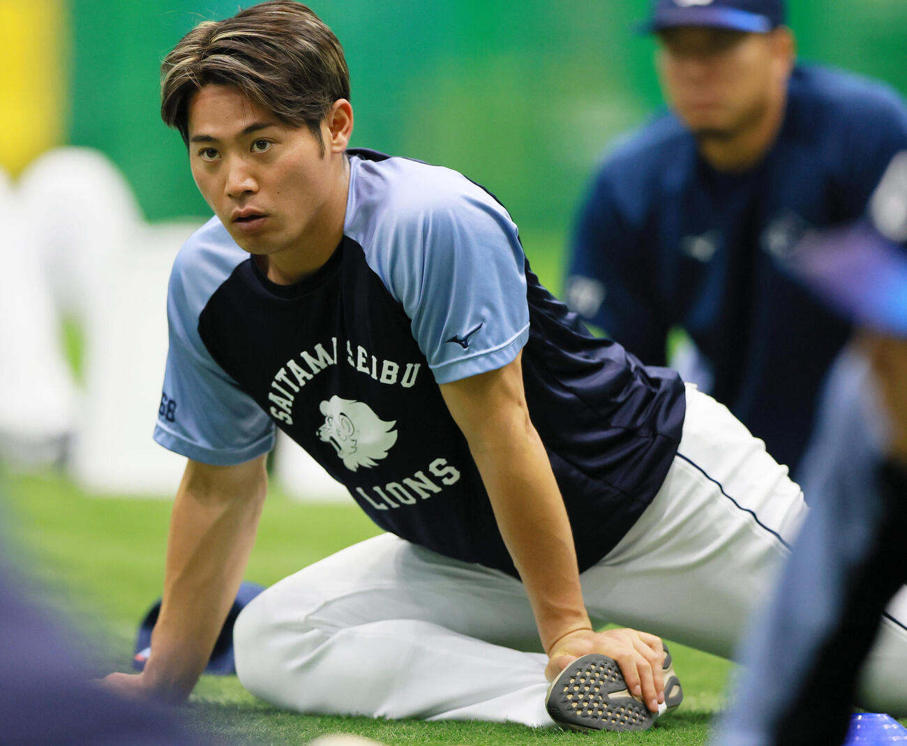 室内でウオーミングアップする西武岸潤一郎（撮影・上山淳一）