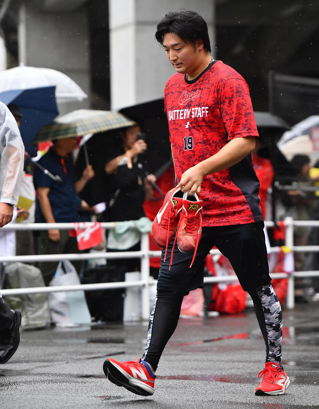 広島対日本ハム　雨天中止となり、室内での練習を終えて移動する広島床田寛樹（撮影・岩下翔太）