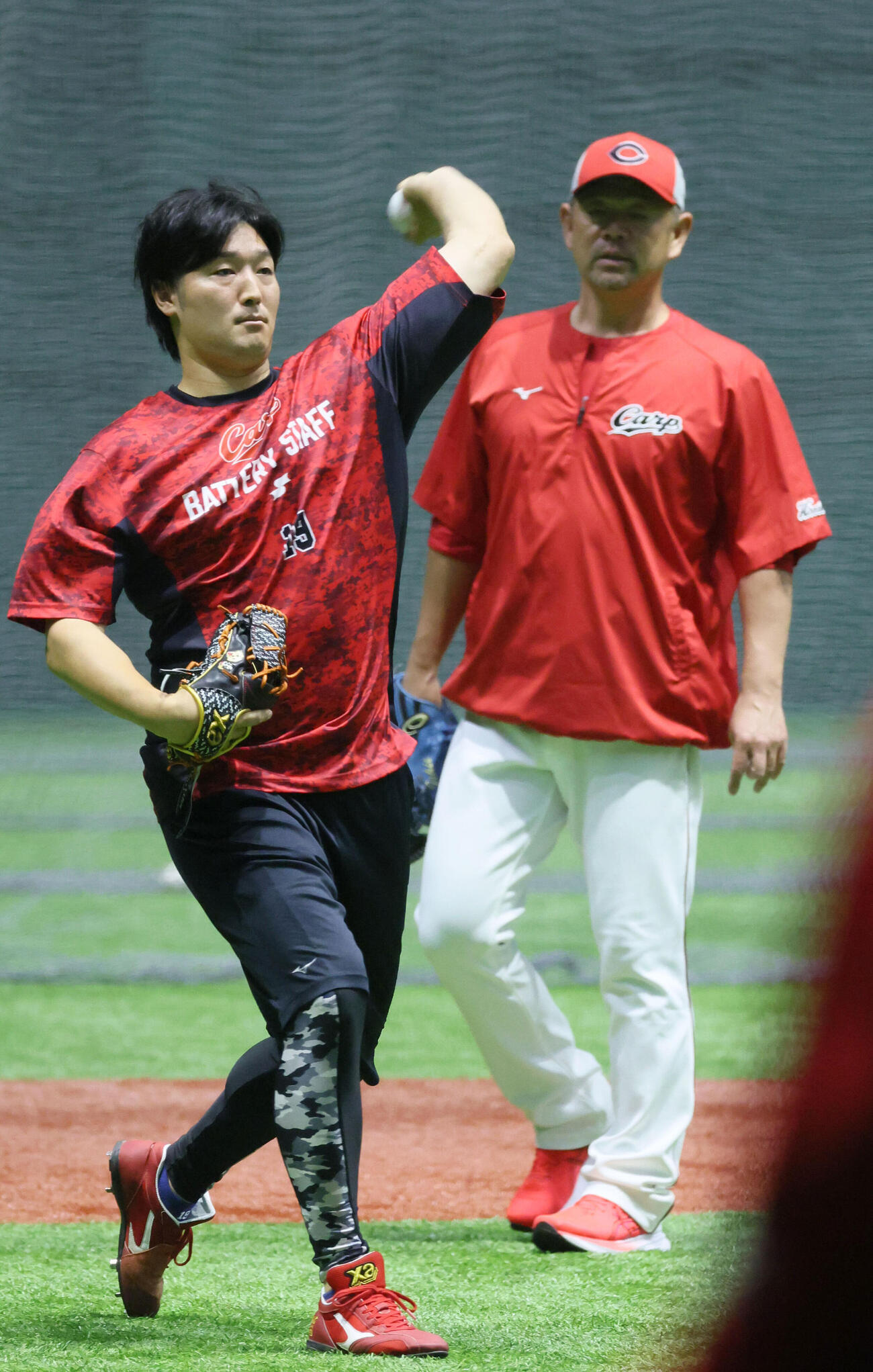 広島対日本ハム　キャッチボールをする広島床田寛樹。右は石井弘寿投手コーチ（撮影・加藤孝規）