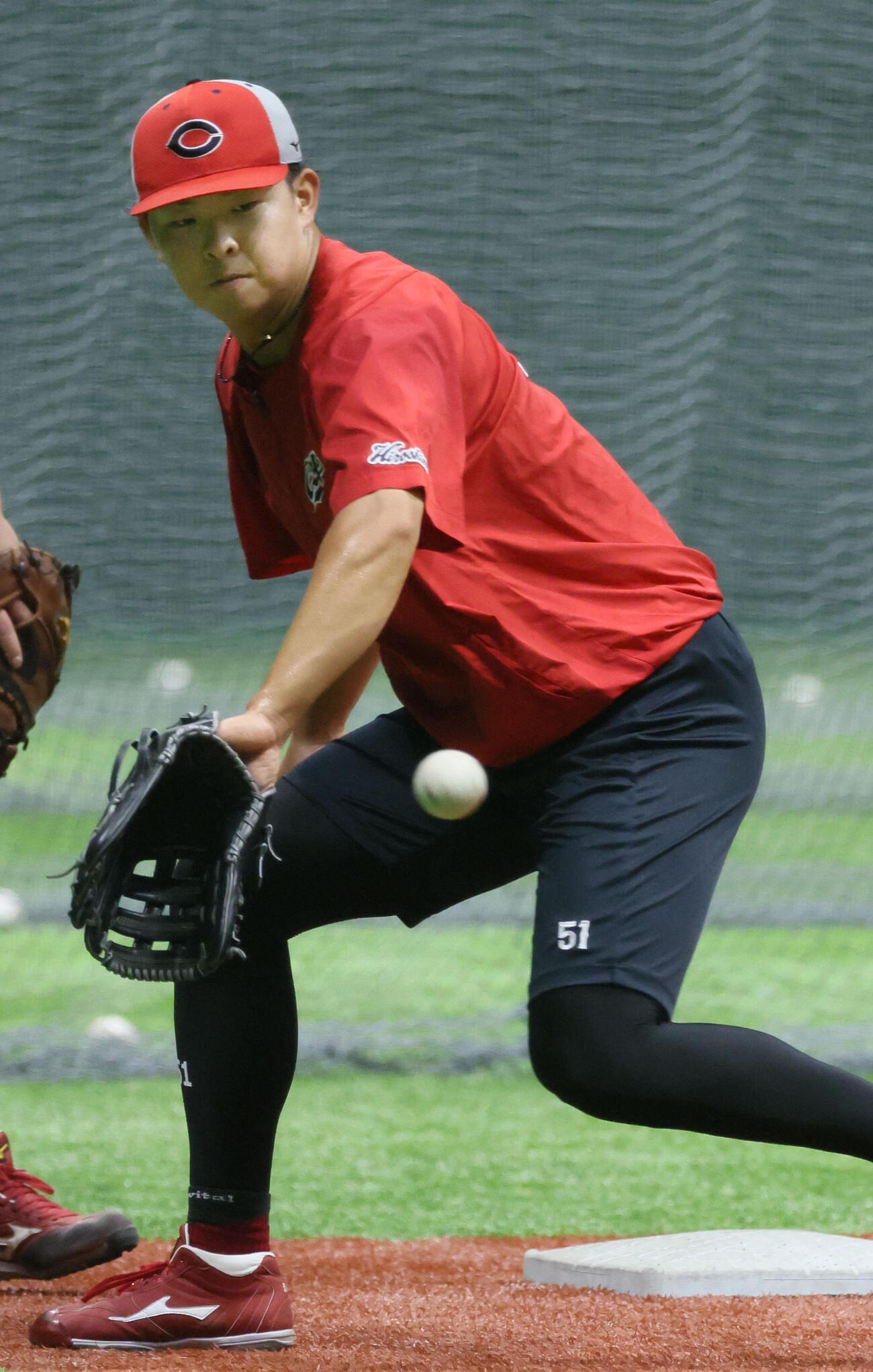広島対日本ハム　1軍に合流し、ノックを受ける広島平川蓮（撮影・加藤孝規）
