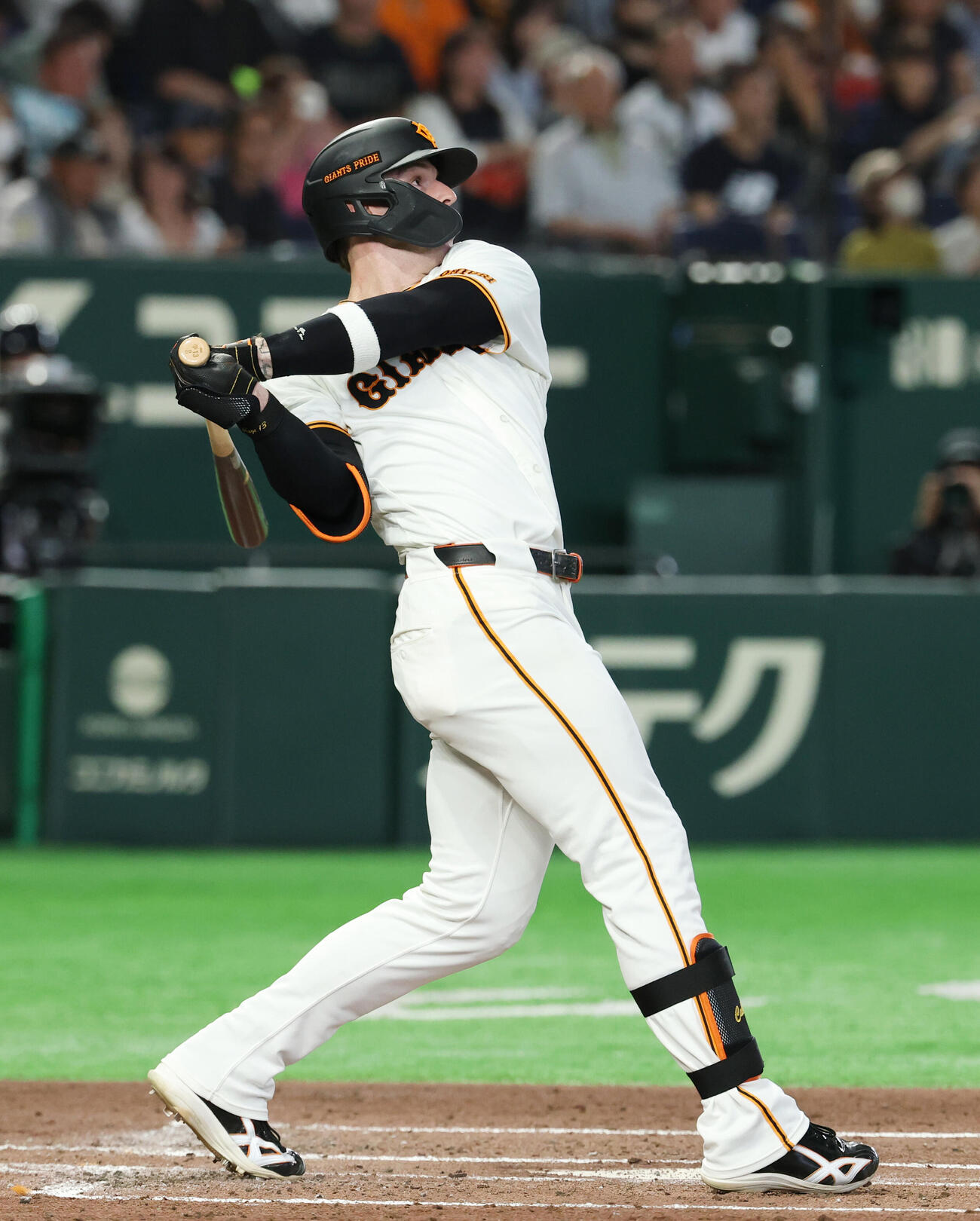巨人対オリックス　2回裏巨人1死一塁、2点本塁打を放つトレイ・キャベッジ（撮影・増田悦実）