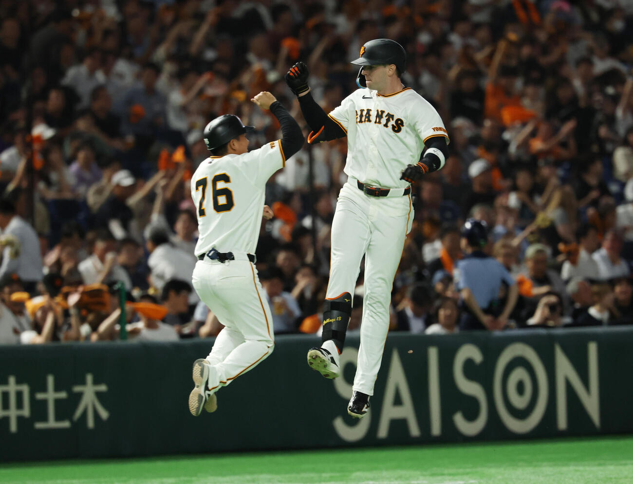 巨人対オリックス　2回裏巨人1死一塁、2点本塁打を放ち吉川大幾コーチ（左）とタッチを交わすトレイ・キャベッジ（撮影・増田悦実）