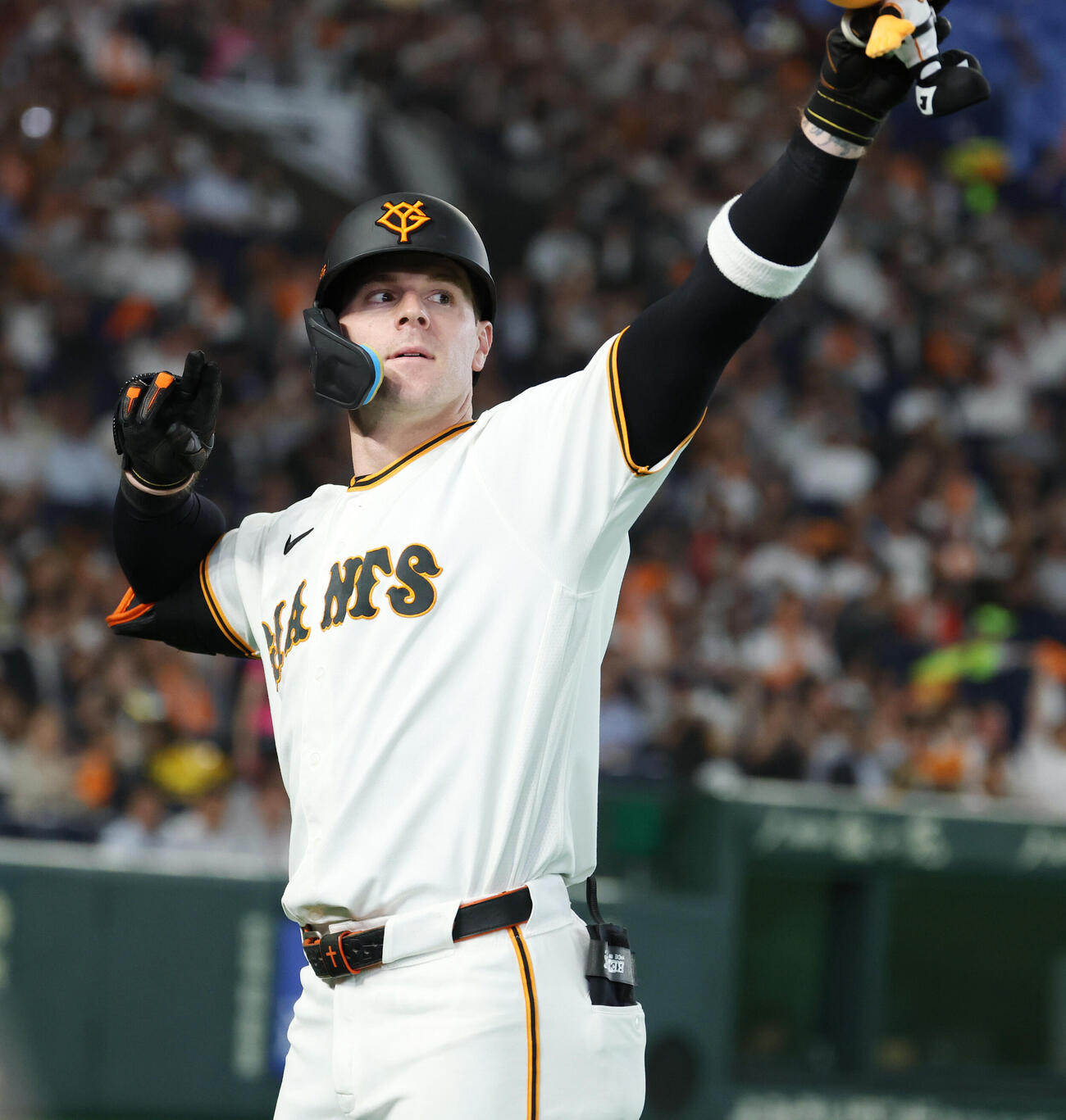 巨人対オリックス　2回裏巨人1死一塁、2点本塁打を放ちポーズをとるトレイ・キャベッジ（撮影・増田悦実）