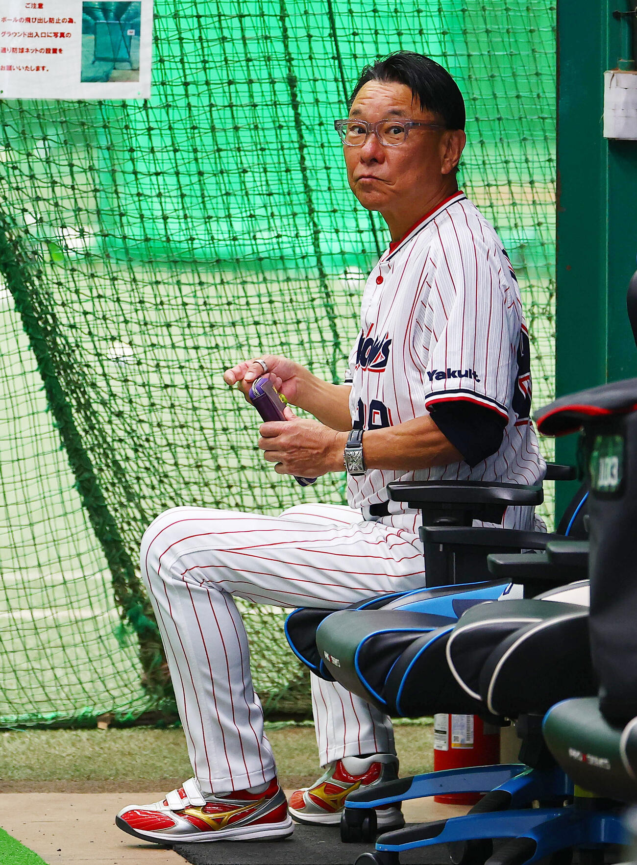 ヤクルト対ロッテ　練習をみつめるヤクルト池山隆寛監督（撮影・野上伸悟）