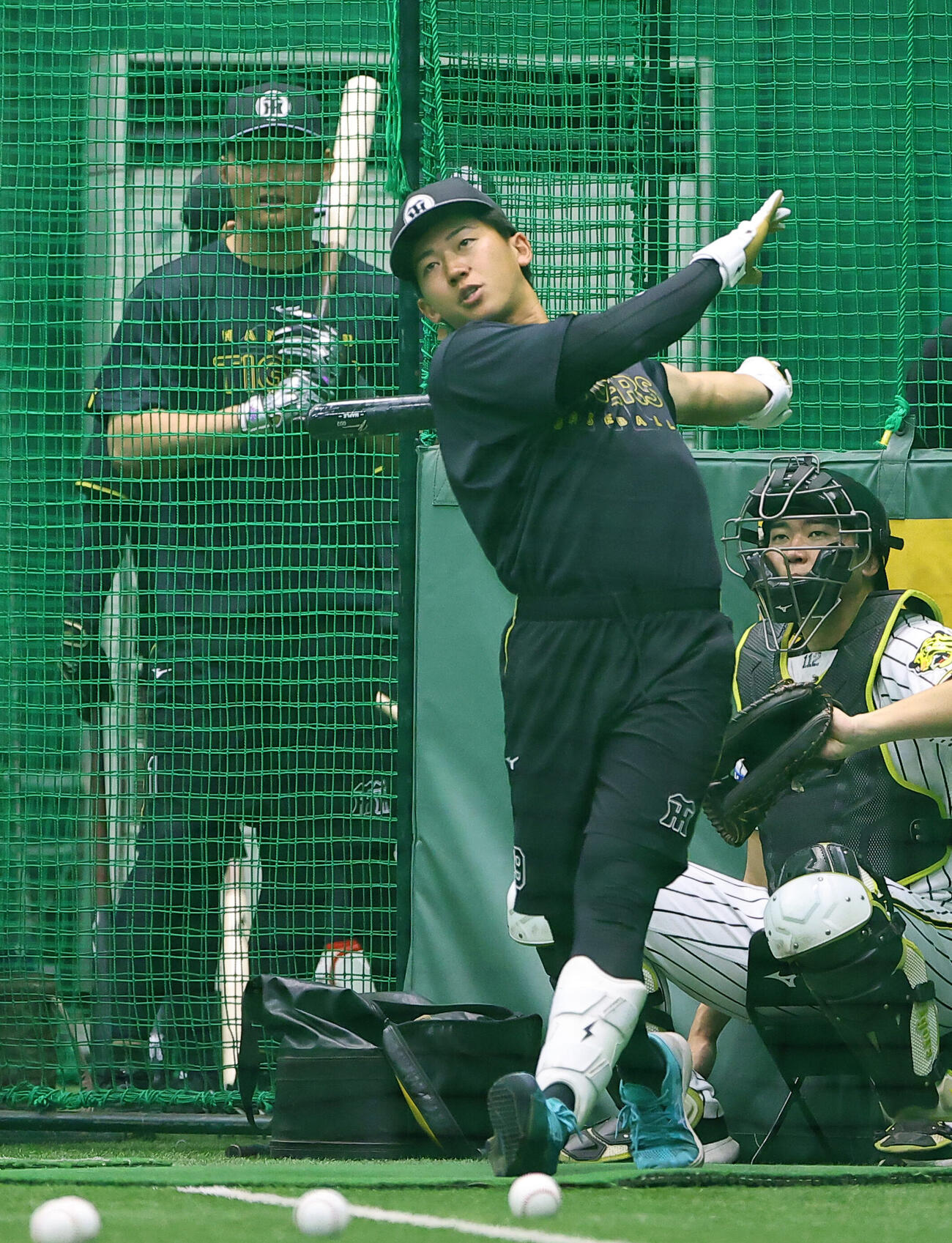 阪神対西武　打撃練習をする立石正広。左は森下翔太（撮影・上田博志）