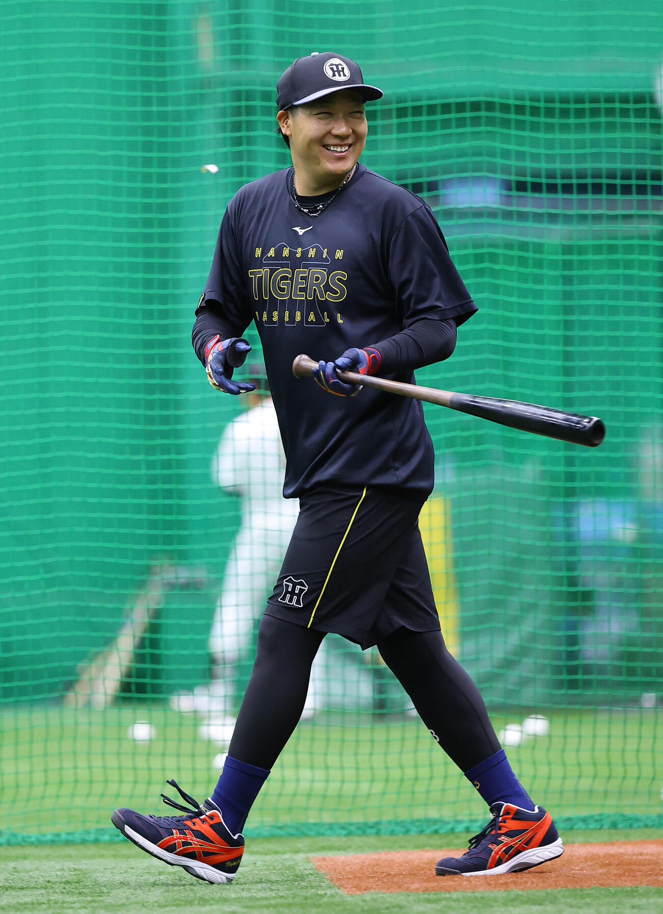 阪神対西武　笑顔を見せながら打撃練習に向かう大山悠輔（撮影・上田博志）