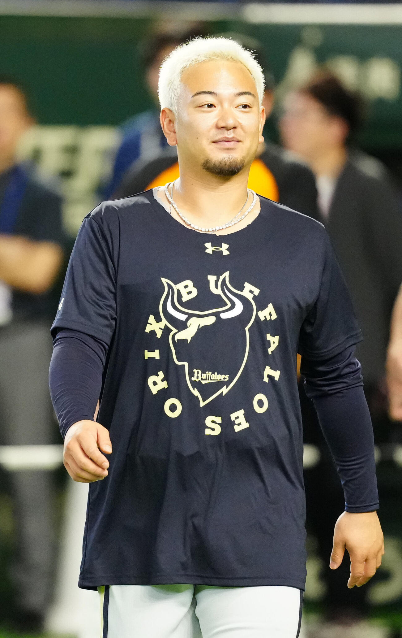 交流戦　巨人対オリックス　練習開始前、関係者にあいさつしたオリックス森友哉（撮影・江口和貴）
