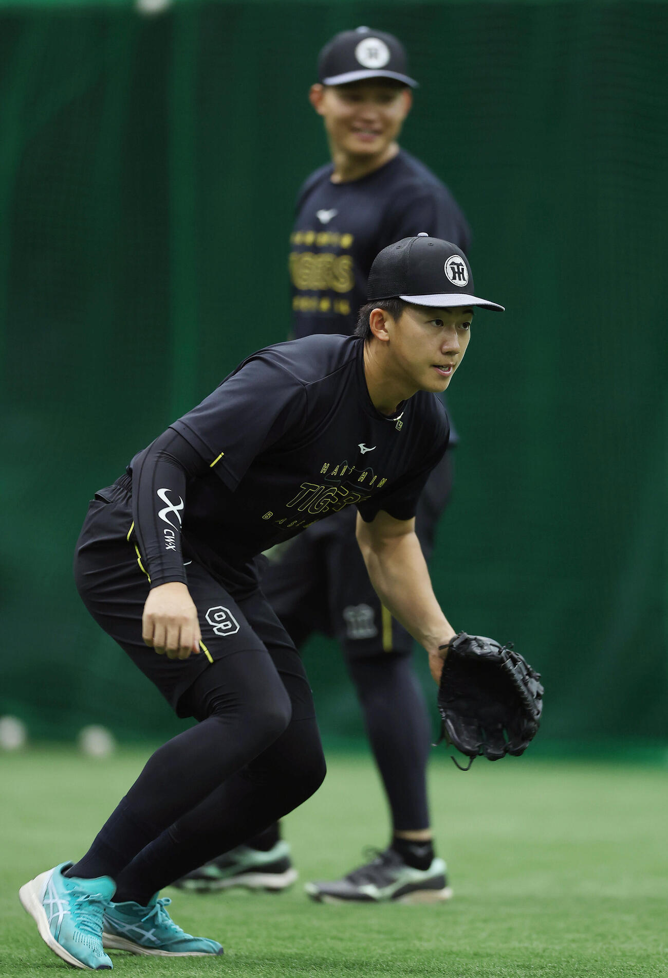 ノックを受ける阪神立石正広（撮影・前田充）