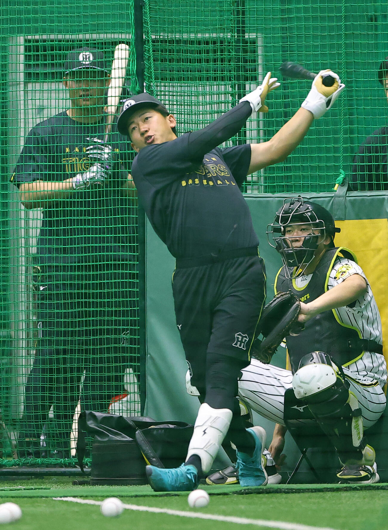 阪神対西武　打撃練習をする立石正広。左は森下翔太（撮影・上田博志）
