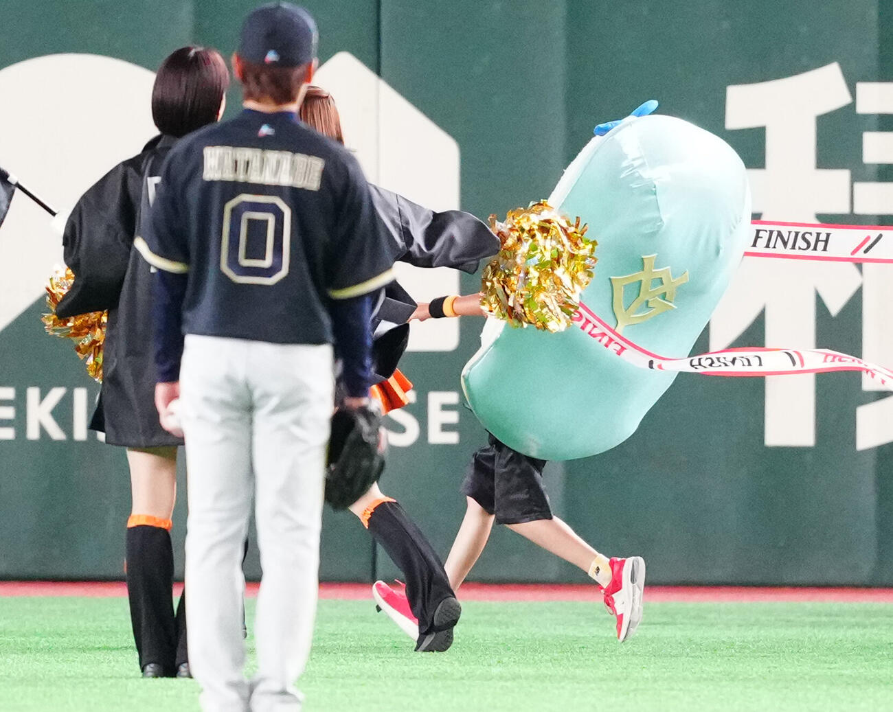 巨人対オリックス　4回表終了後の「すしレース」は、コハダが制する（撮影・江口和貴）