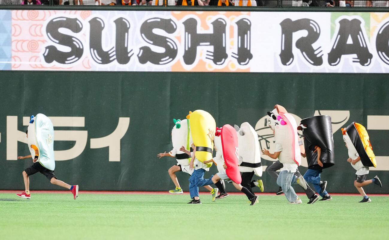 巨人対オリックス　4回表終了後の「すしレース」は、コハダ（左端）が制する（撮影・江口和貴）