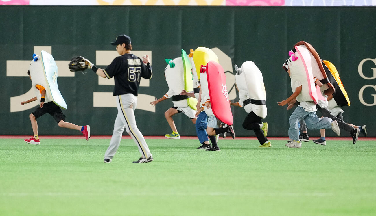 巨人対オリックス　4回表終了後の「すしレース」は、コハダ（左端）が制する（撮影・江口和貴）