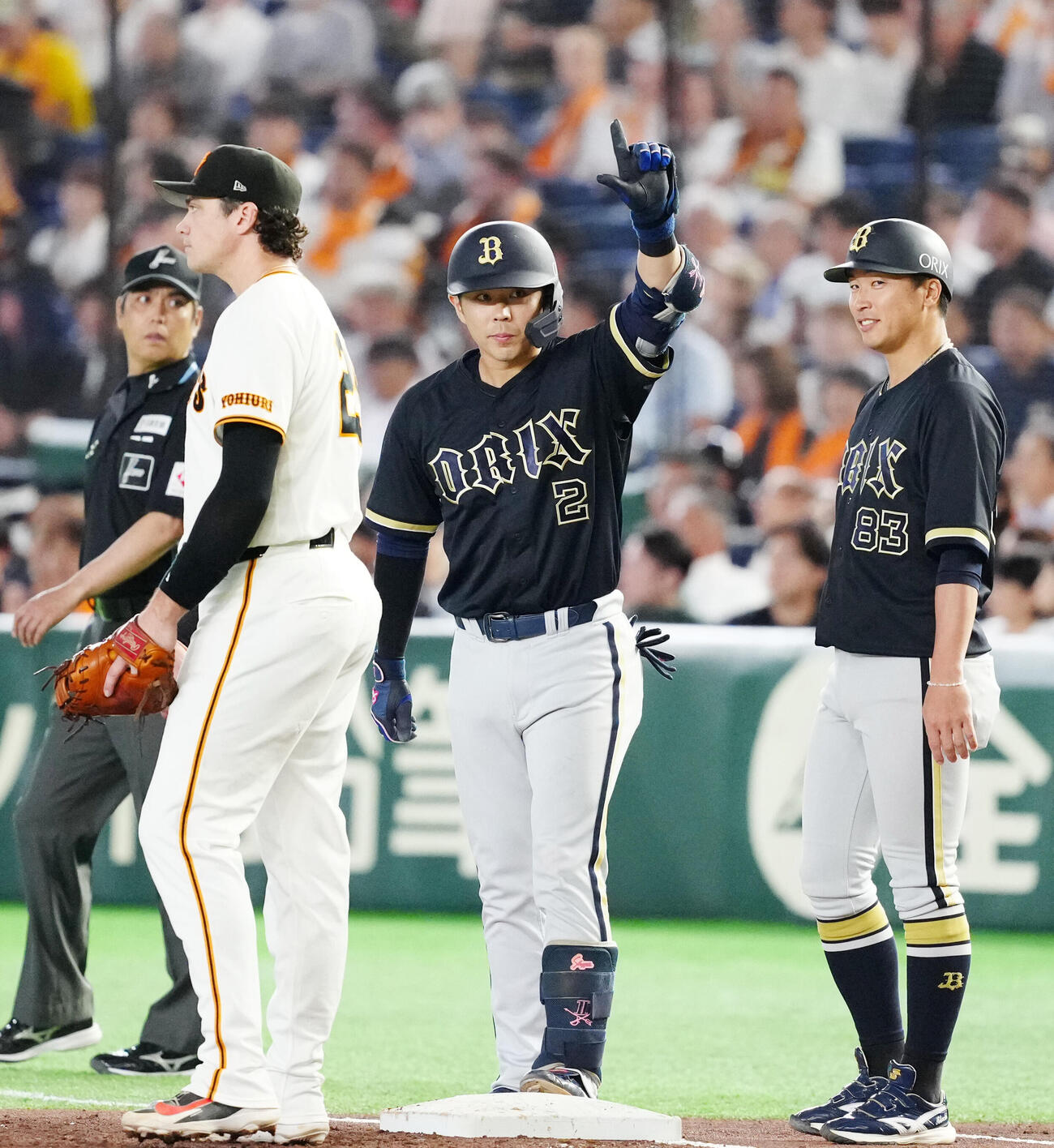 巨人対オリックス　2回表オリックス1死一、三塁、先制適時打を放った若月健矢（中央）（撮影・江口和貴）
