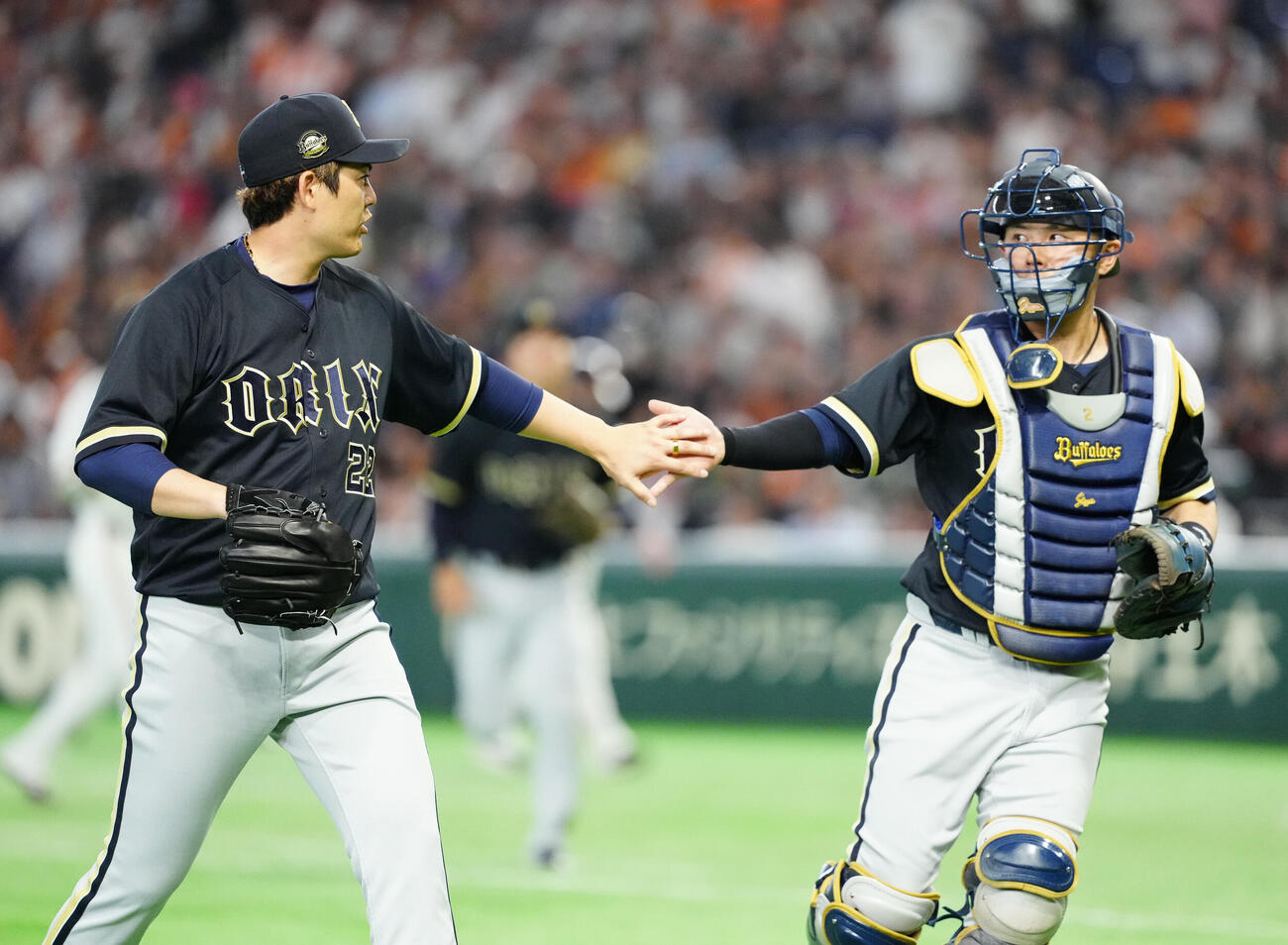 巨人対オリックス　1回裏終了後、タッチを交わすオリックス九里亜蓮（左）と若月健矢（撮影・江口和貴）