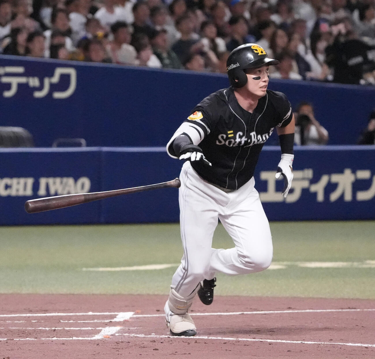 中日対ソフトバンク　3回表ソフトバンク2死一、三塁、適時二塁打を放つ栗原陵矢（撮影・森本幸一）