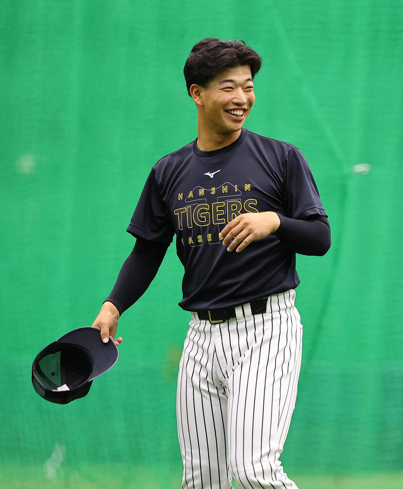 阪神対西武　1軍に合流し笑顔を見せる百崎蒼生（撮影・上田博志）