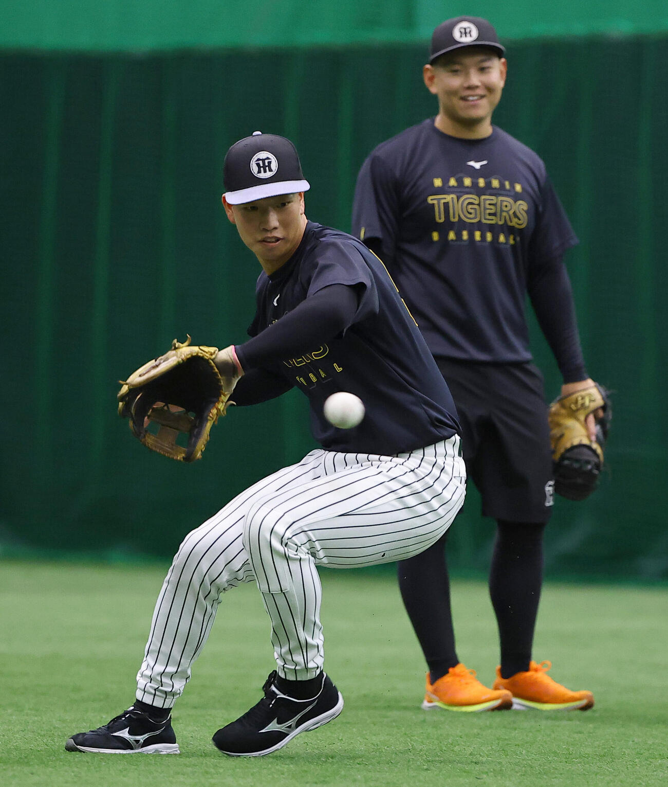 阪神対西武　ノックを受ける百崎蒼生（撮影・上田博志）