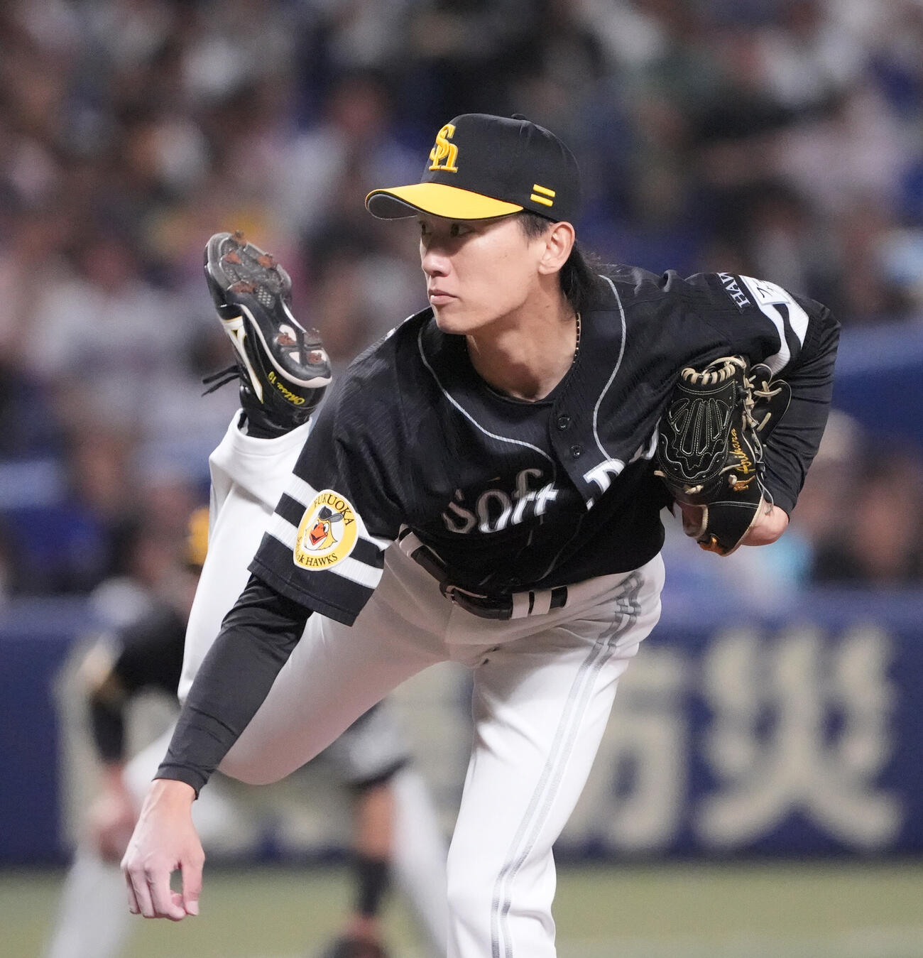 中日対ソフトバンク　1回裏、登板するソフトバンク先発の大津亮介（撮影・森本幸一）