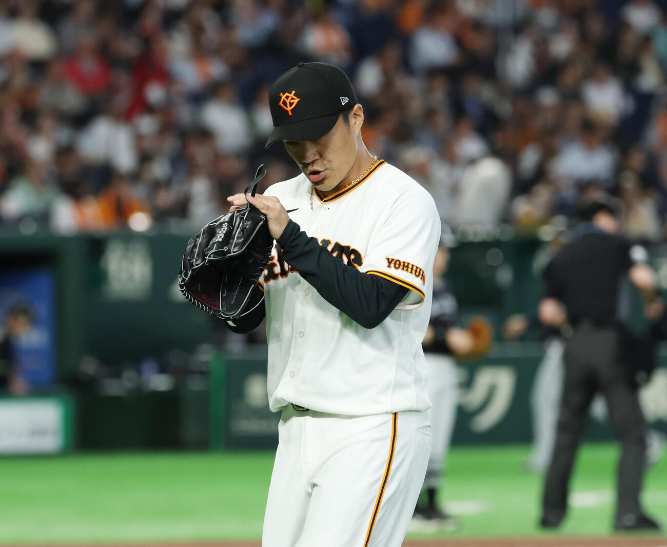 巨人対オリックス　3回表を3人で仕留め拍手をしながらベンチへ戻る則本昂大（撮影・増田悦実）