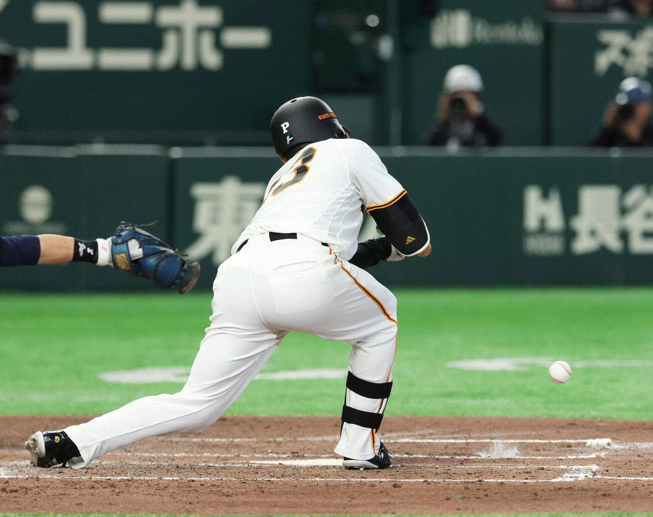 巨人対オリックス　5回裏巨人無死一塁、犠打を成功させる則本昂大（撮影・増田悦実）