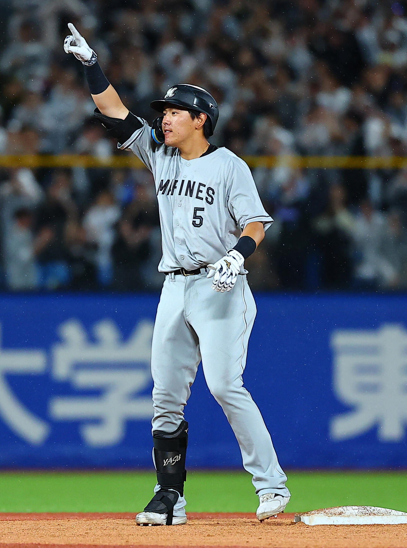 ヤクルト対ロッテ　5回表ロッテ2死一、三塁、適時安打を放ち喜ぶ安田尚憲（撮影・野上伸悟）