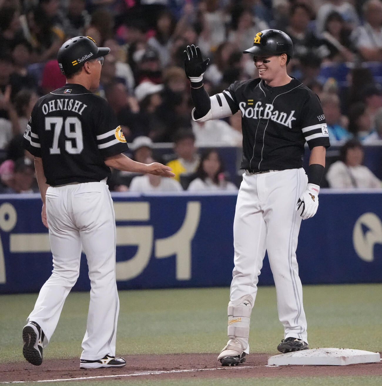 中日対ソフトバンク　5回表ソフトバンク2死二、三塁、栗原陵矢（右）は2点適時三塁打を放ち明るい表情を見せる（撮影・森本幸一）