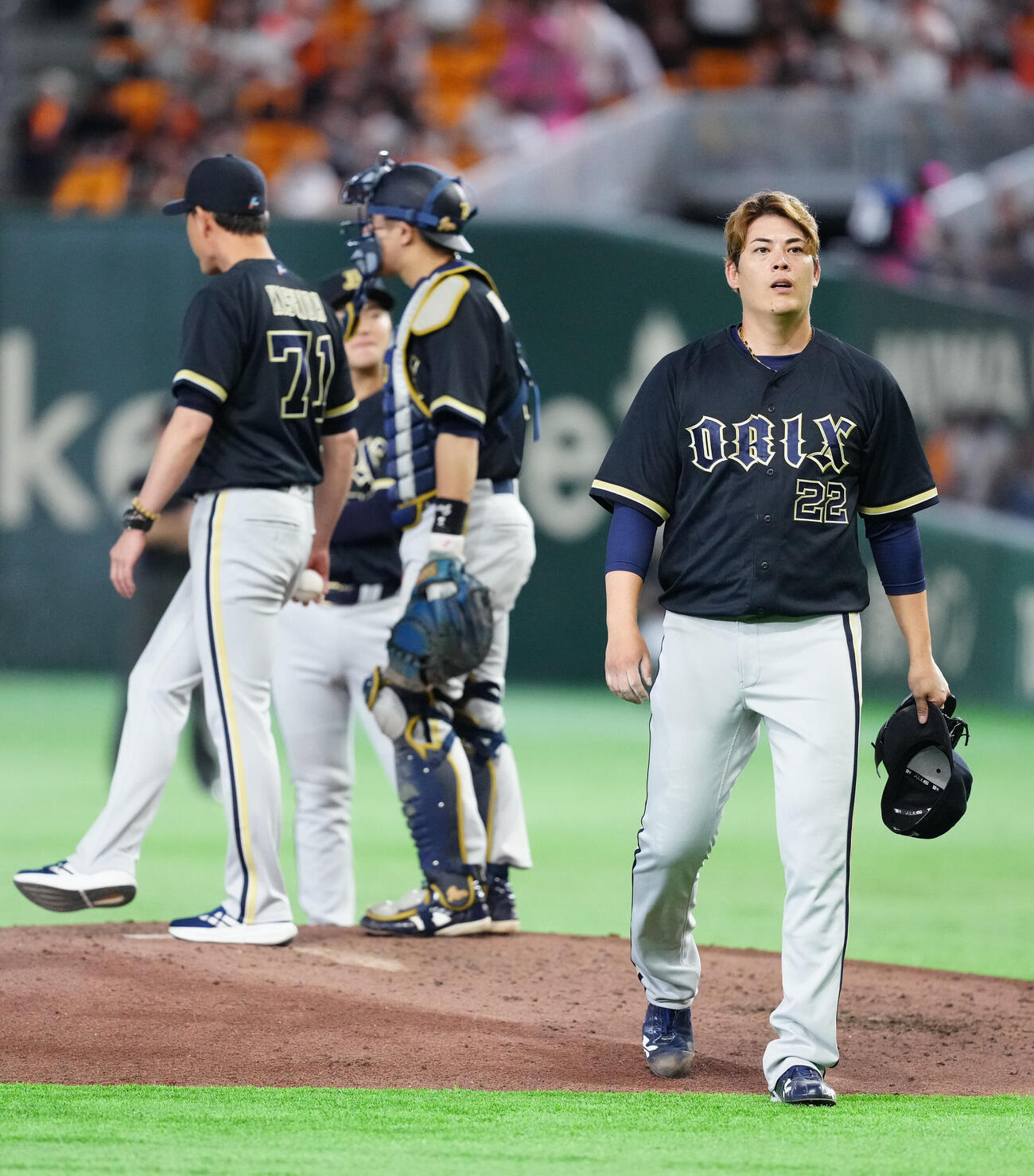 巨人対オリックス　6回裏途中、降板するオリックス先発の九里亜蓮（撮影・江口和貴）